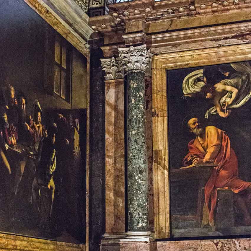 2015 год. Интервьев церкви св. Людовика в Риме, картины Караваджо (1599 года) «Призвание евангелиста Матфея» (слева) и «Евангелист Матфей». Фотография Якова Кротова.