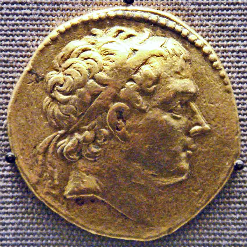 Золотая монета с изображением Антиоха III. Британский музей.