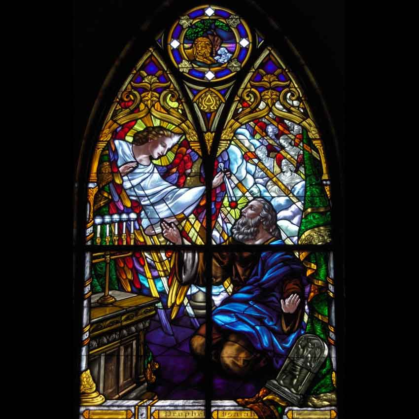Видения Исайи: лев и агнец (вверху), ангел с углём. Витраж в церкви свв. Иоакима и Анны в Фарго, штат Дакота, США. 