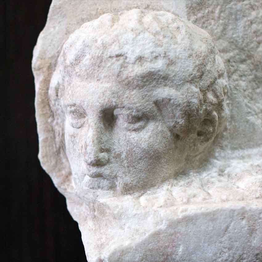 445-438 годы до р. Х. Юноша, несущий хлеб в храм. Мраморный обломок из Парфенона.
