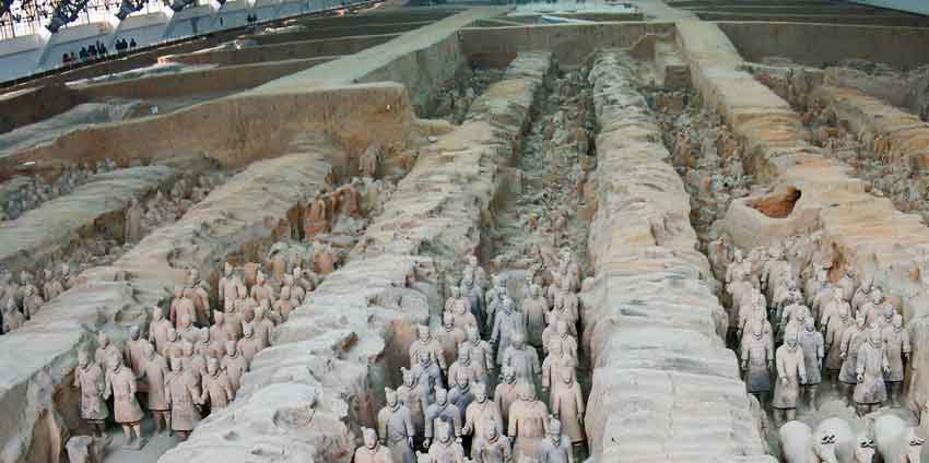 210 год до р.Х. «Терракотовая армия» в гробнице императора Хуанди. 