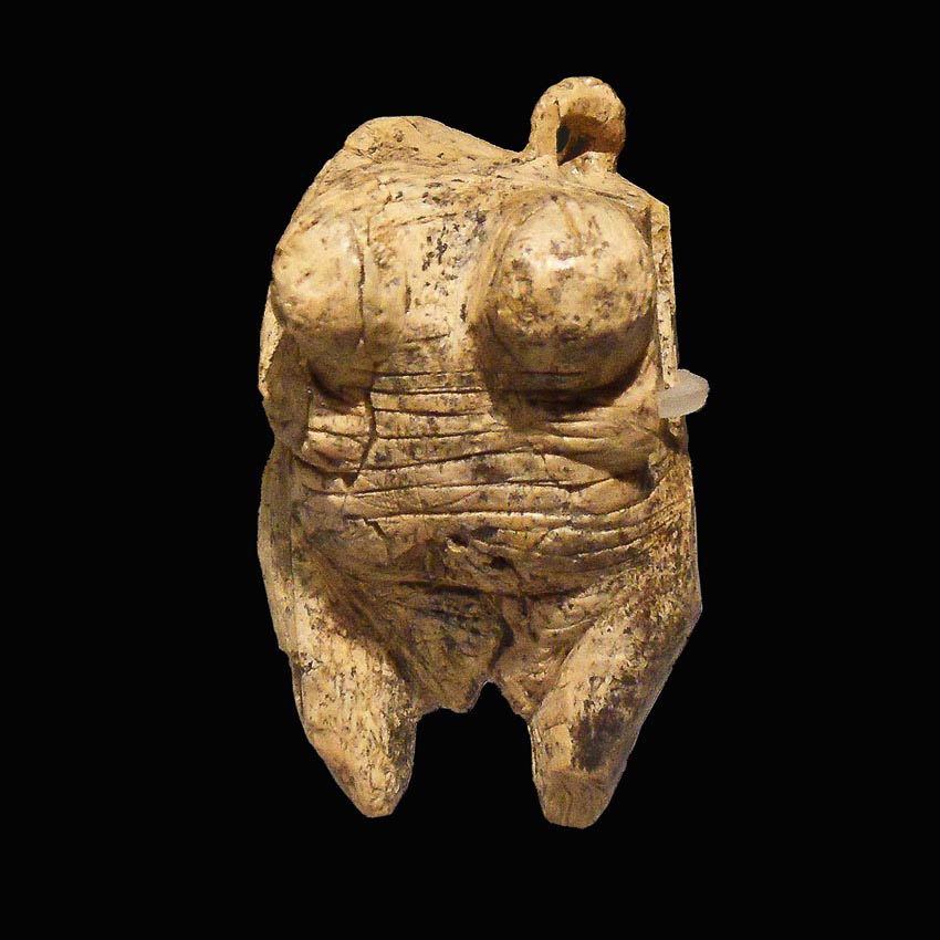 35 000 лет до р.Х., приблизительно. «Венера из Шелклингена». Изготовлена из бивня мамонта. Высота 6 см. Найдена в Германии в 2008 году. Считается древнейшим изображением «венеры».