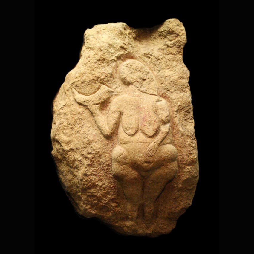 25 000 лет до р.Х., приблизительно. «Венера из Лоссе». Высечена из песчаника, была выкрашена красной охрой. Найдена во Франции в 1911 году.