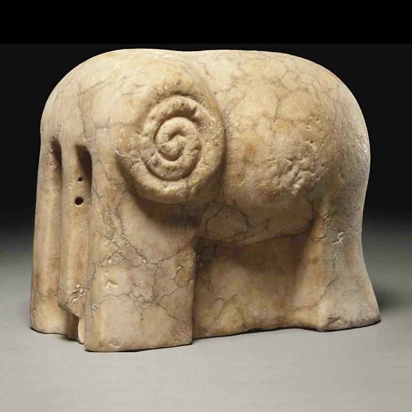 3400-3000 века до р.Х. Стилизованная фигурка слона из песчаника. Длина 145 мм. Поздний Урук (Джемдет Наср). Продавался на аукционе Сотбис, 2011.