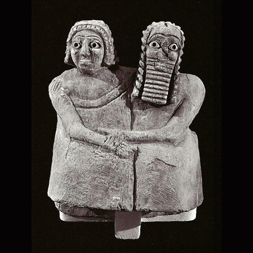 20. 2600 лет до р.Х. Абу и его жена. Гипс (алабастр), смола, инкрустации из ракушечника. Музей Ирака, Багдад.