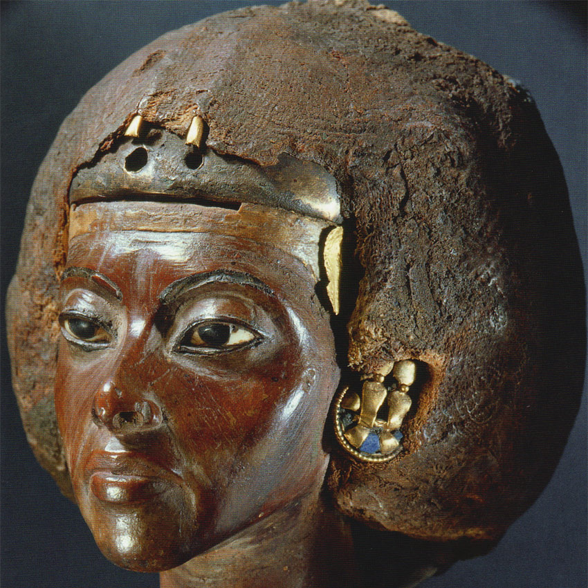 1360 г. до р.Х. Царица Тейе, жена Аменхотепа III, мать Эхнатона. Египет. Чёрное дерево, золото, серебро, стекло.