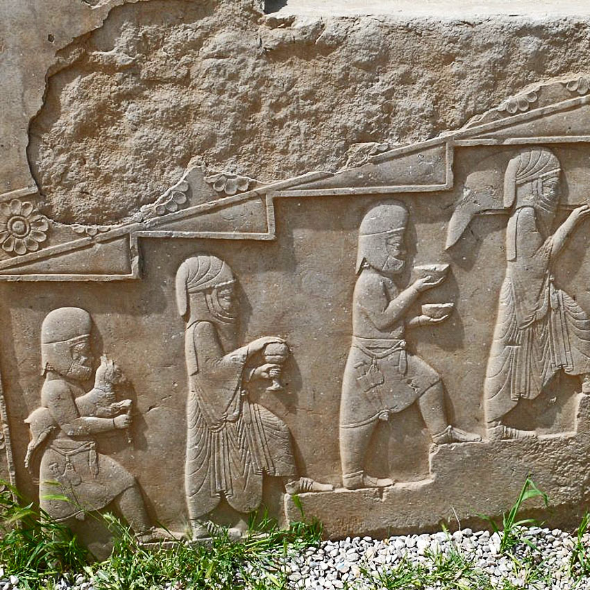 Середина VI века. Барельеф из дворца Ападама в Персеполисе.