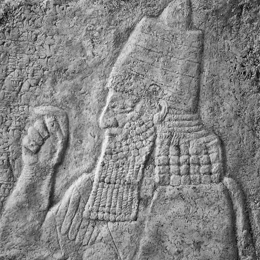 Ассирийский царь Синаххериб (на аккадском языке «Син-аххе-эриба» — «Син приумножил братьев»).