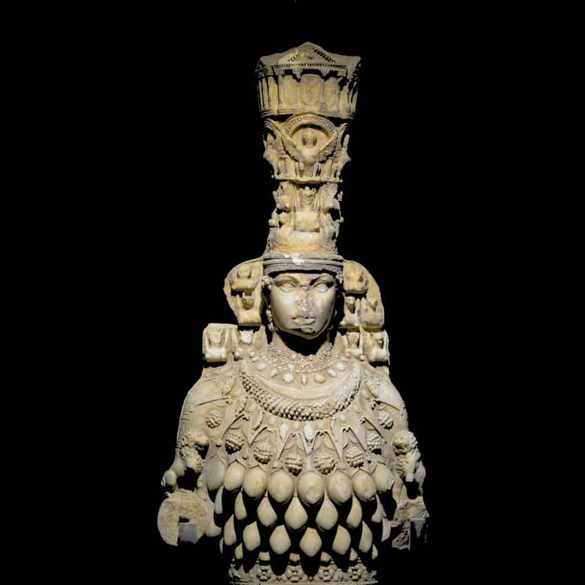 Статуя Артемиды Эфесской. высота 292 см. Из раскопок 1956 года. Музей в Эфесе. Божество плодородия и защиты города носит корону в виде городских стен и храма.
