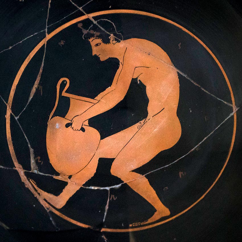 Ок.  510 года до р.Х. Юноша с гидрией. Надпись: »Мемнон калос». Из Вульчи, Витербо. Британский музей.