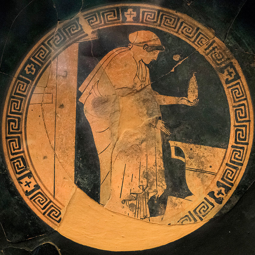 470-460 годы до р.Х. Женщина с алабастроном передк ратером (возможно, хочет ароматизировать воду). На голове саккос. Дорис. Рим, музеи Ватикана.