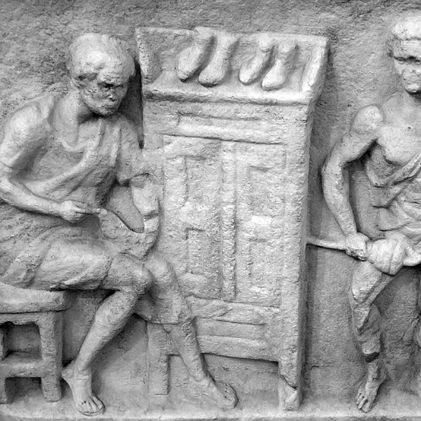 98-117 годы (правление Траяна). Обувщик. Изображение на мраморном саркофаге.