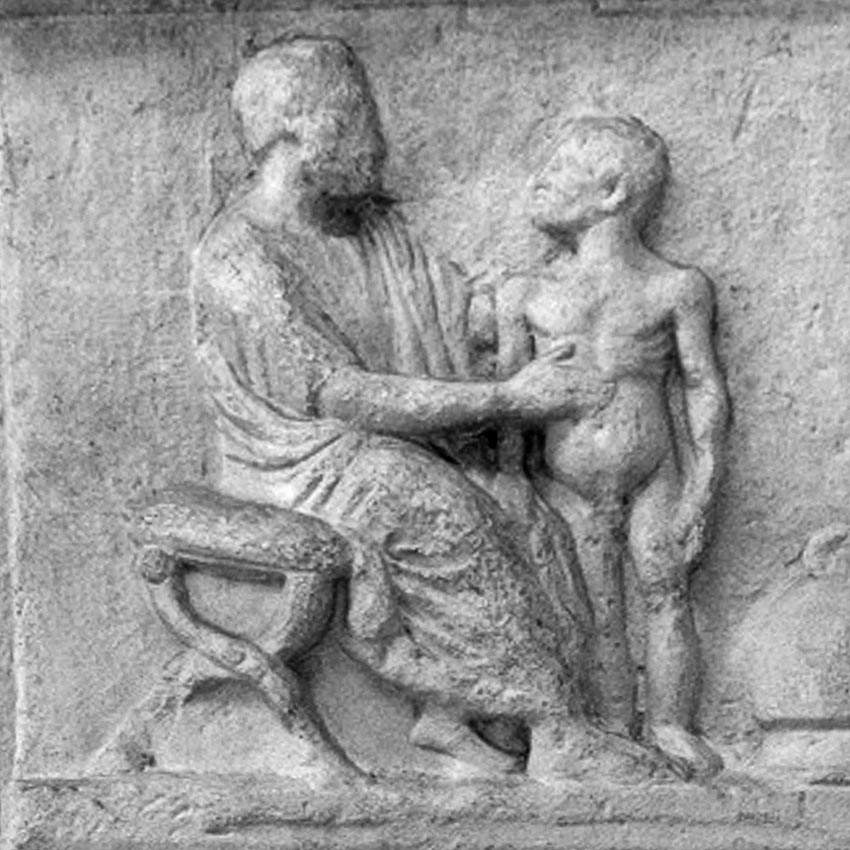 I век. Врач пальпирует живот ребёнка. Барельеф из Афин. Британский музей.