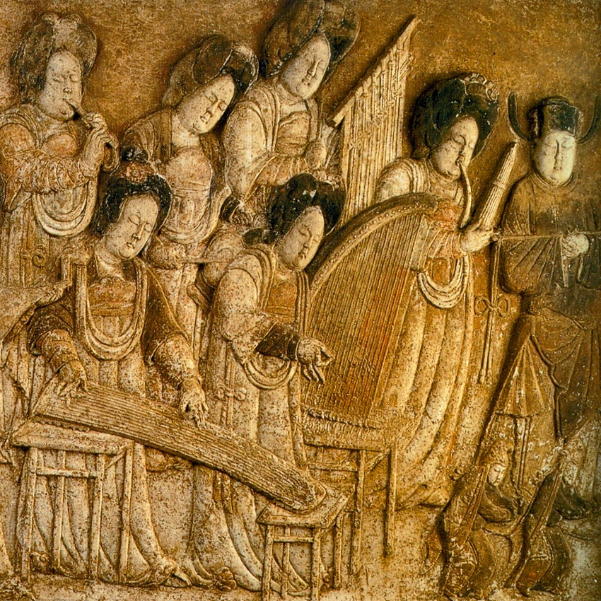 924 год. Придворные дамы - музыканты. Раскрашенный мрамор. Гробница Ван Чучжи в провинции Хэбэй. Китай.