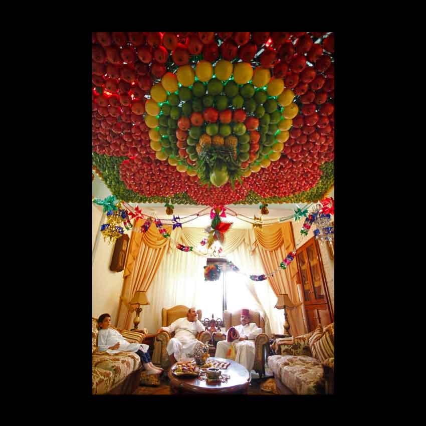 2011 год, 11 октября. Суккот в доме самарянина в Наблусе. Праздник обозначен украшением из фруктов. 