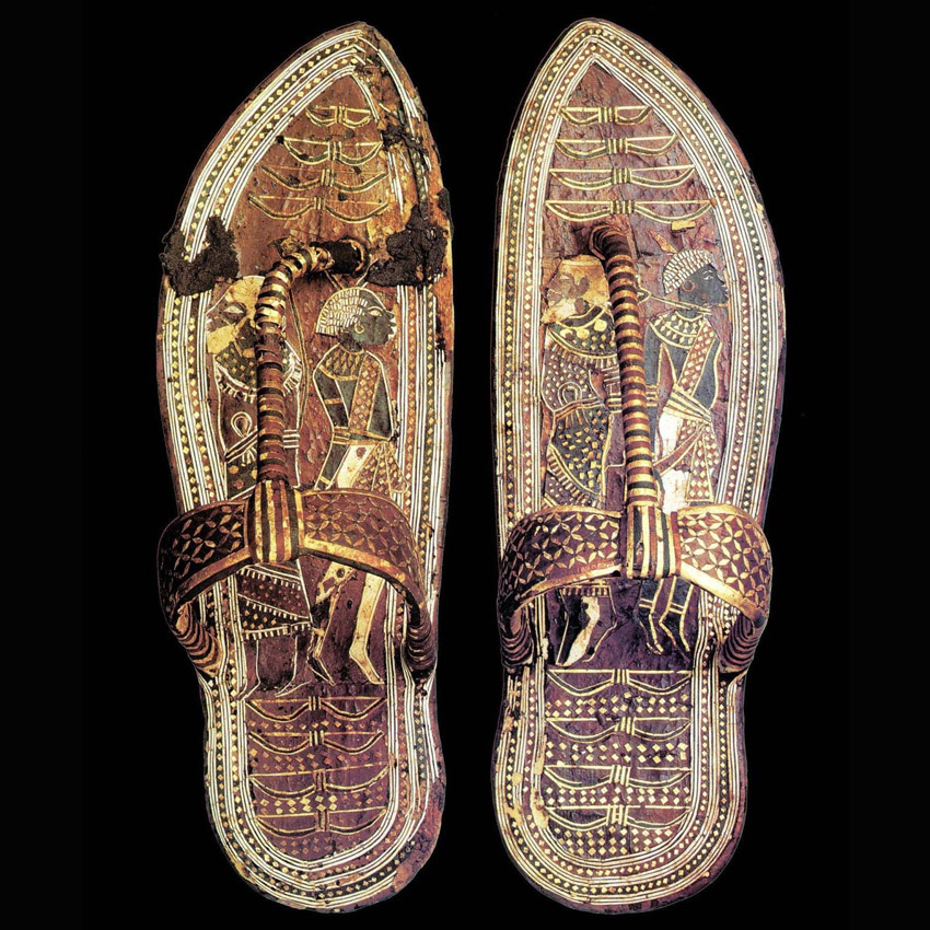 XIII век. Сандалии фараона Тутанхамона, с изображением врагов Египта на Западе и на Востоке, нубийца и сирийца.