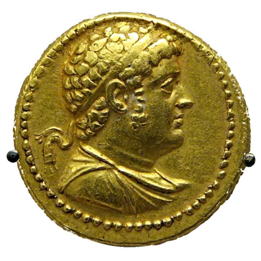 Золотая октодрахма Птолемея IV Филопатра с его профилем. 221-204 годы до р.Х. Британский музей.