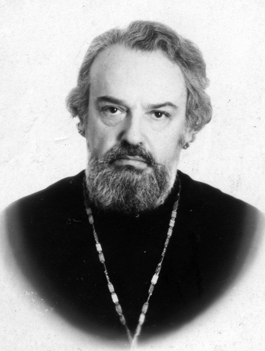 Священник Александр Мень. Фотография на заграничный паспорт. 1988 год.